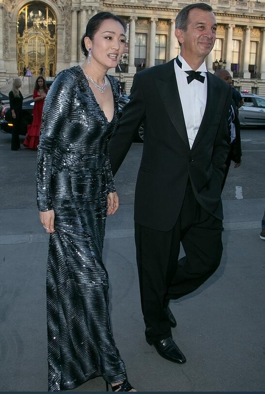 巩俐|巩俐在国外太拼了！穿V领亮片裙身姿丰满好惹火，哪像60后大婶？