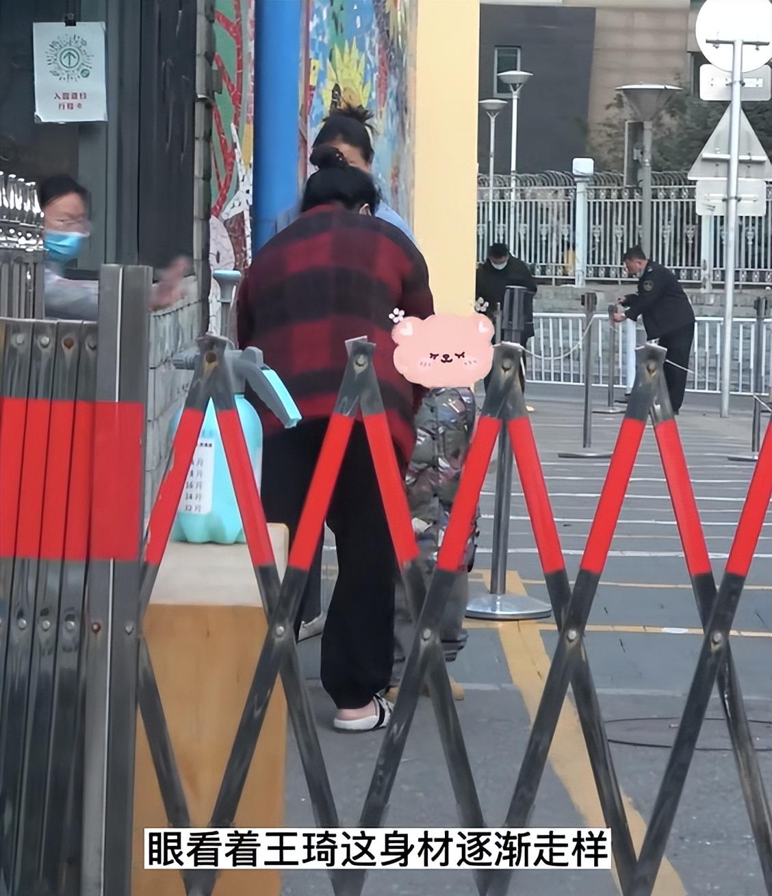 沈腾|沈腾老婆路边接娃放学，后背又宽又厚又显胖，脚上一双拖鞋近7千