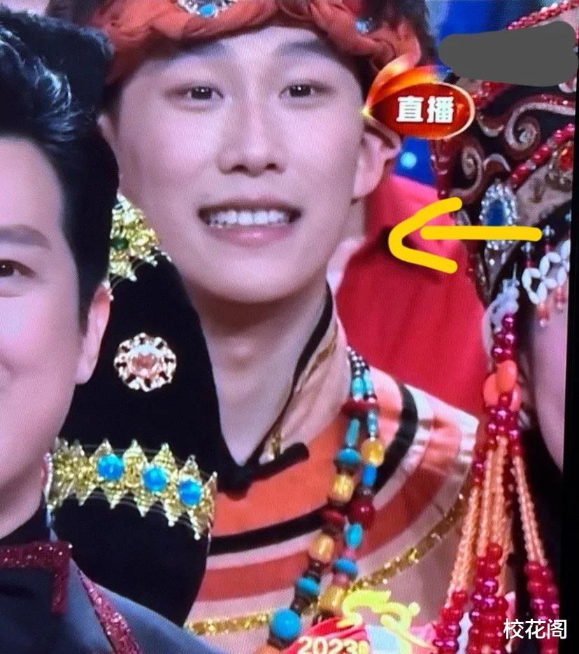 央视春晚|央视春晚贡献了八张神图,需要加强表情管理的素人,比小品搞笑?