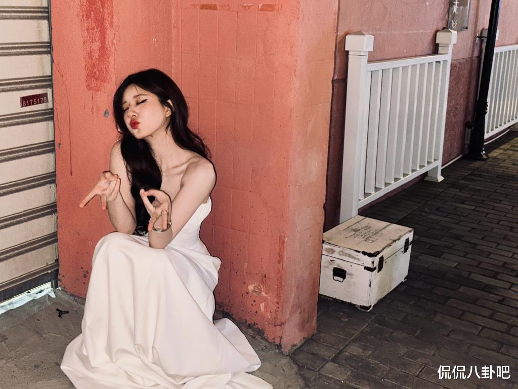 赵露思|赵露思晒白裙live随拍，灿烂笑容感染力十足！谁不爱看美女呢？