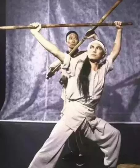 尊龙|绝世容颜的尊龙,为何拒绝数名好莱坞女星,恋上大15岁的宋怀佳?