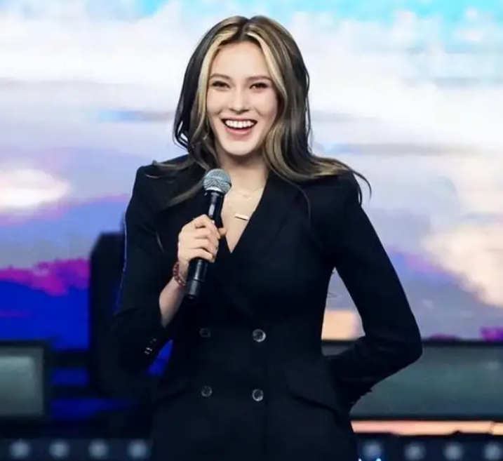 恰似故人归|“这就是格局”，新晋偶像谷爱凌与主持人合影，脖子上的奖牌亮了