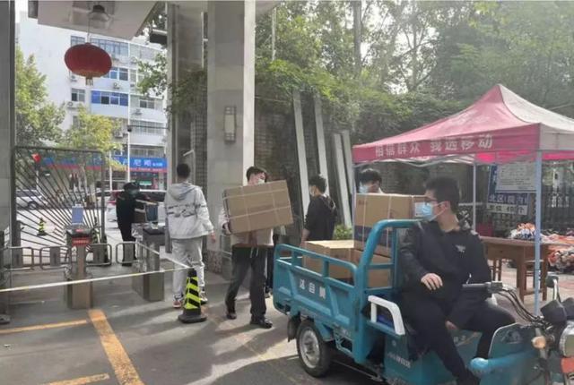 郑州大学一学生向辣条一哥求助，结果喜从天降，一车辣条送进校园