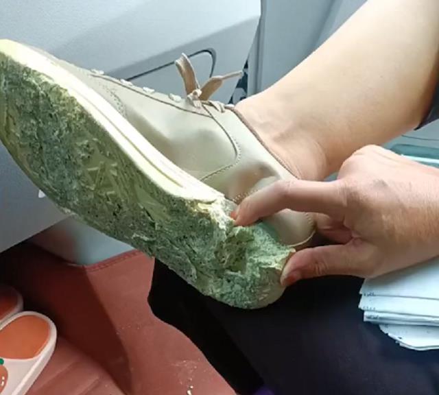 广东一女子花19元买一双新鞋,穿一会儿鞋底碎了掉一路:太尴尬!