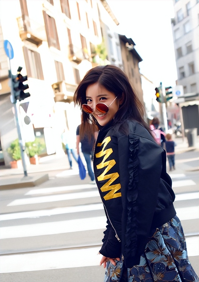 赵奕欢|34岁赵奕欢跳舞秀细腰！上衣太短露出黑色内搭，双腿修长十分柔软