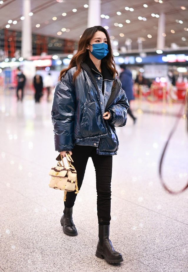 穿衣搭配|李沁穿蓝色“镭射”棉服太靓了，叠穿牛仔外套很个性，保暖又时尚