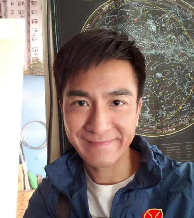 参观马国明的豪宅,家里墙面还是水泥的,装修太随意了