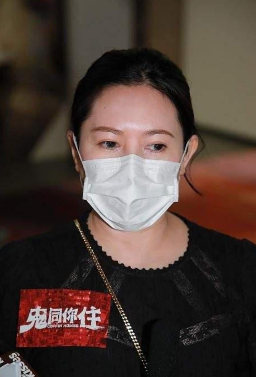 李丽珍|56岁李丽珍罕见露脸，颈纹抢镜，脸显好圆，网友：女神也要服老了