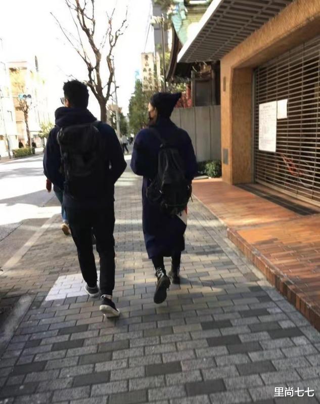 高圆圆|高圆圆夫妇被偶遇,穿大衣戴针织帽超气质,小粗腿抢镜