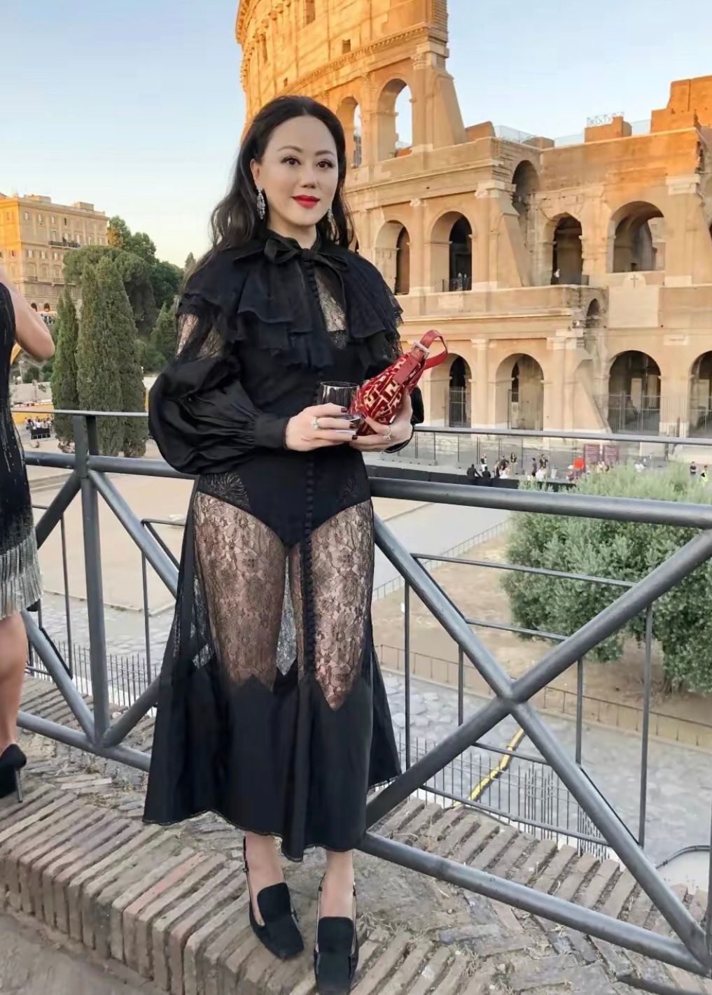 章小蕙|章小蕙同框不到90斤的张嘉倪，穿渔网裙微胖也好美，看完不想减肥