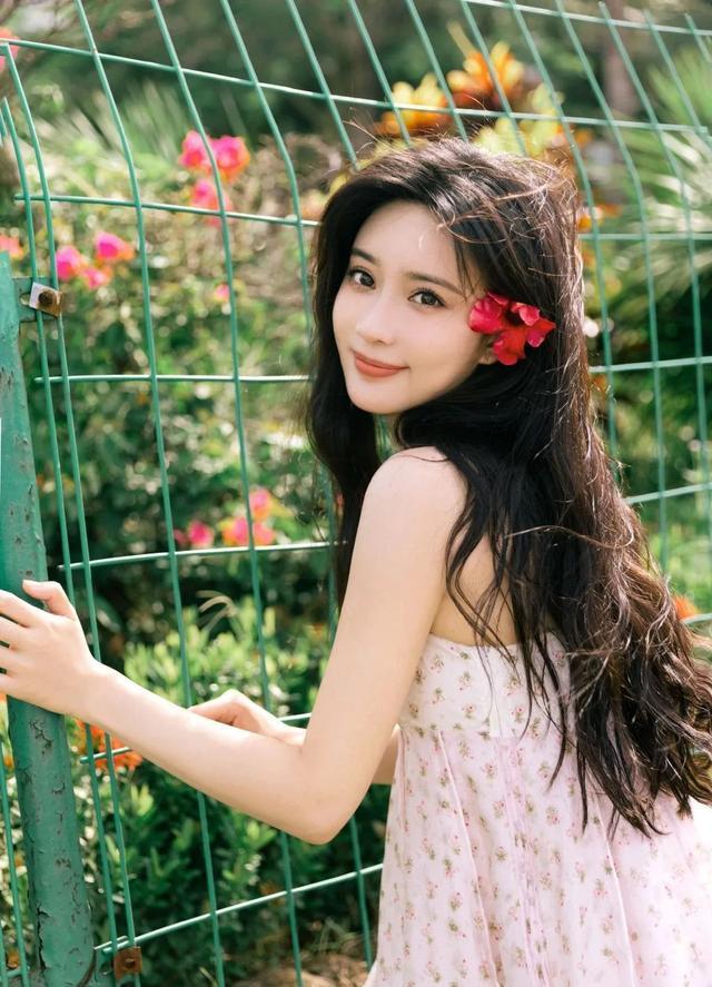 孟子义|孟子义身穿碎花裙大秀白皙香肩!曼妙身材美得让人窒息