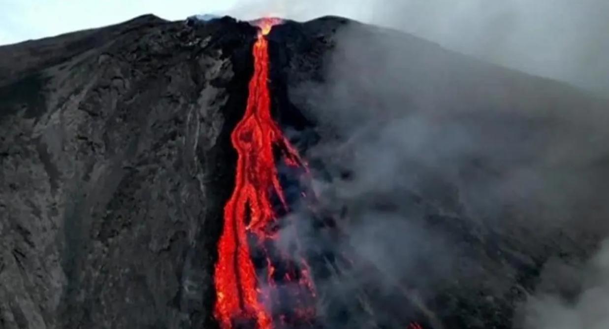 熔岩涌入大海!世界最活跃的火山之一喷发,会让冬季更冷吗?