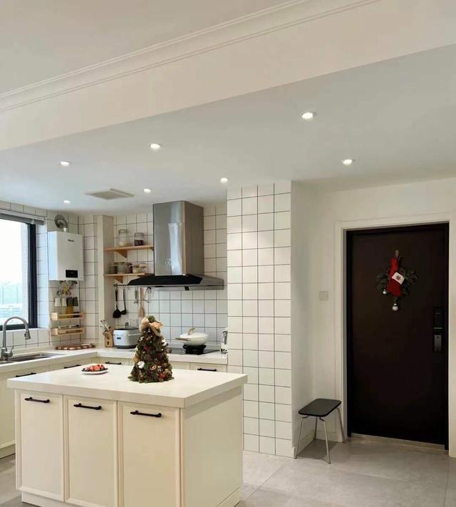 90后夫妇新家名场面,父母眼中的“家徒四壁”,却是自己的理想家