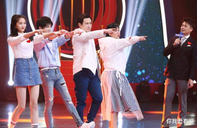 相声|央视春晚，贾玲和张小斐同台，不见华晨宇，为啥没有“王牌家族”感