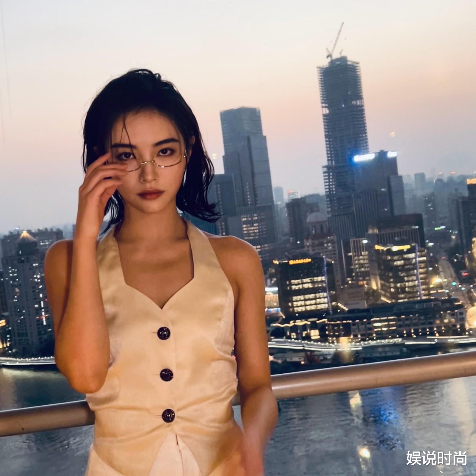 许佳琪|许佳琪新造型又美又帅！连主持人也忍不住问道：“大美女...”