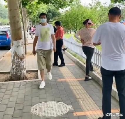 王心凌|56岁付笛声排长队做核酸,打扮帅气步伐矫健无人识,被评像小伙