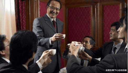 |如果一个人敬酒的时候一圈人都敬过,唯独不敬你,你会怎么办