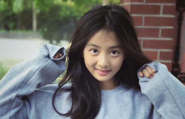 黄忆慈|16岁黄多多冲上热搜，蓝色挂脖吊带略显成熟，网友：学学王诗龄