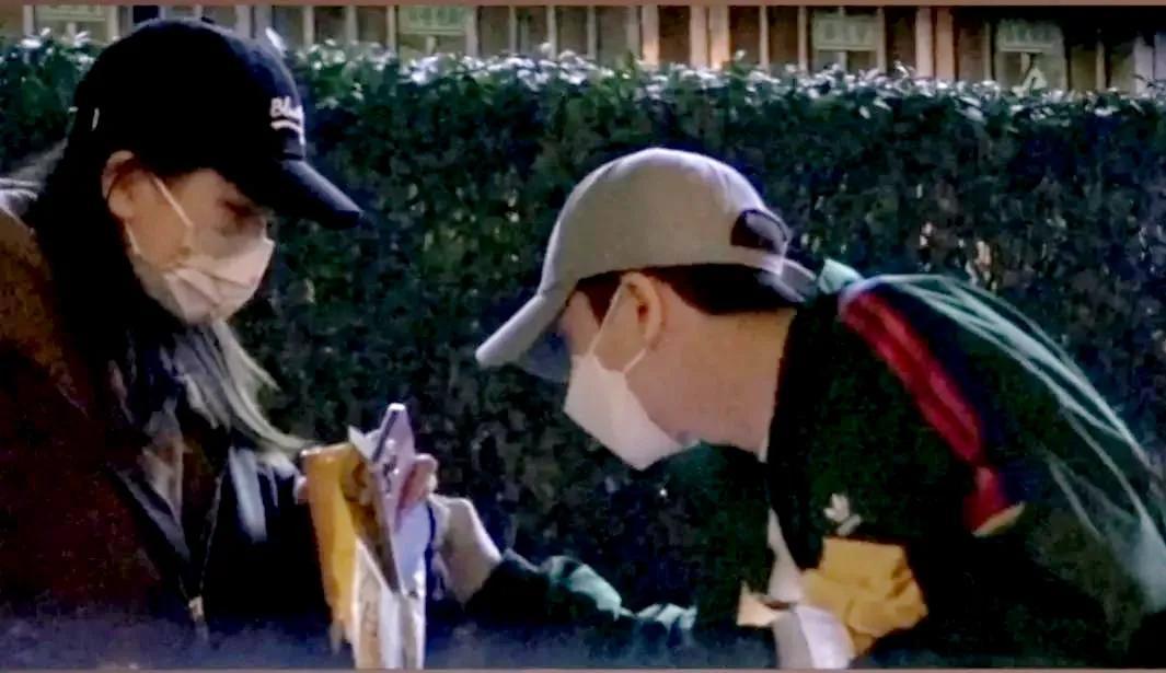 王栎鑫|33岁王栎鑫又恋爱了?手牵高颜值女友街头约会,女方甜蜜喊其老公