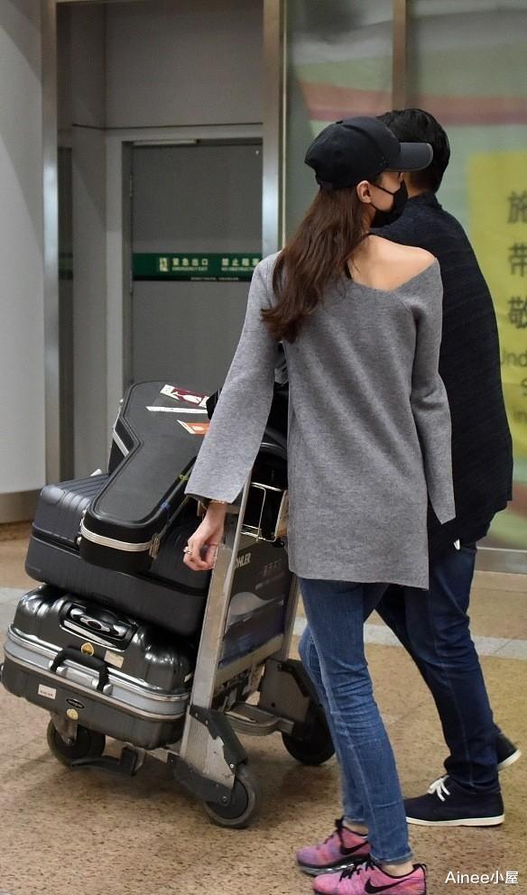 朱孝天|朱孝天妻子真不像中年人，穿V领上衣偏要露出肩膀，竹竿腿更抢镜