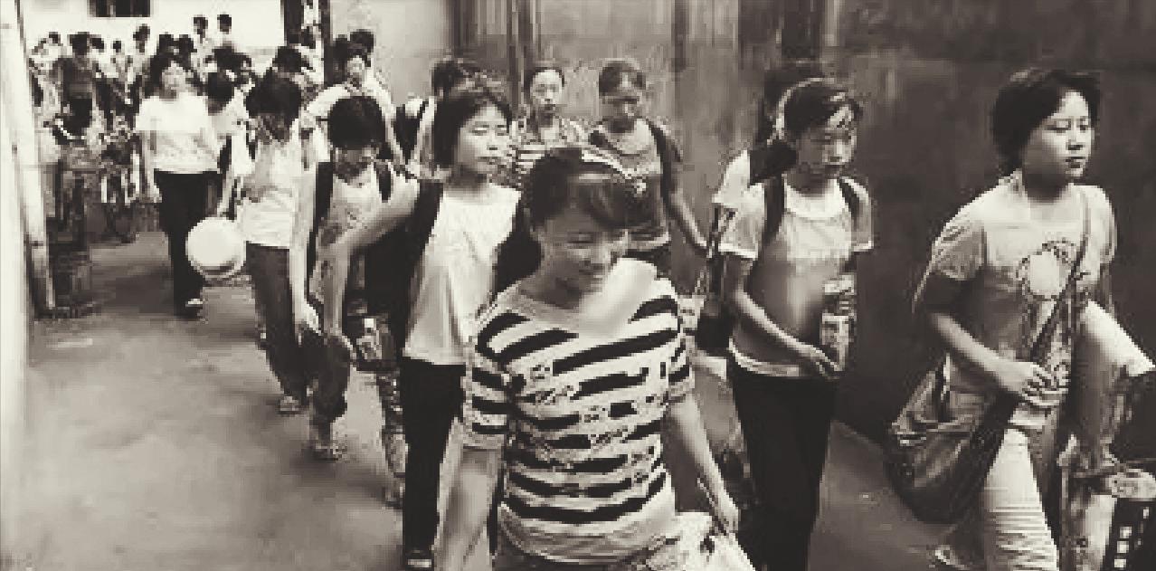 2002年,人贩子越狱藏深山17年,靠喝山沟水生存,被抓时如野人