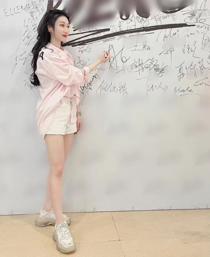 小姐姐|李晨与美女富婆吃大餐!头靠头合影显亲密,还曾在酒吧嗨玩到凌晨