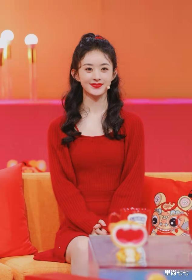 tvc|赵丽颖春晚真低调，穿4千套装坐姿乖巧，洋娃娃发型太养眼