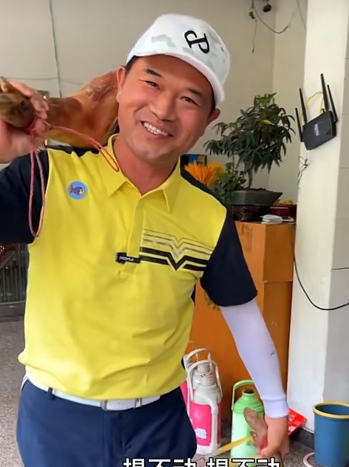 |5条鲢鳙换1根大火腿!钓王邓刚成功“盘哭”老板,网友:演技不错