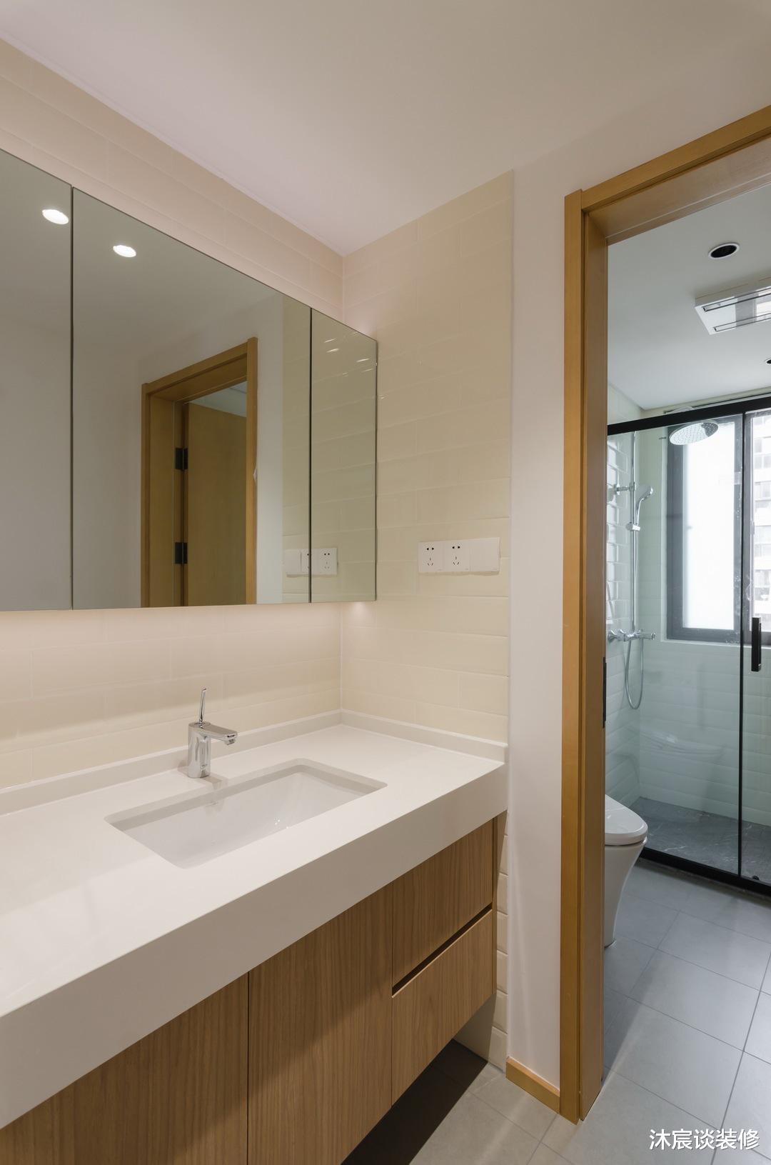 “穷装修”又赢了,他家用大白墙搭配原木家具,轻松打造清爽的家