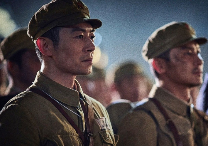 朱亚文|年轻的朱亚文好帅气，刘亦菲依旧漂亮，这俩原来是朋友？