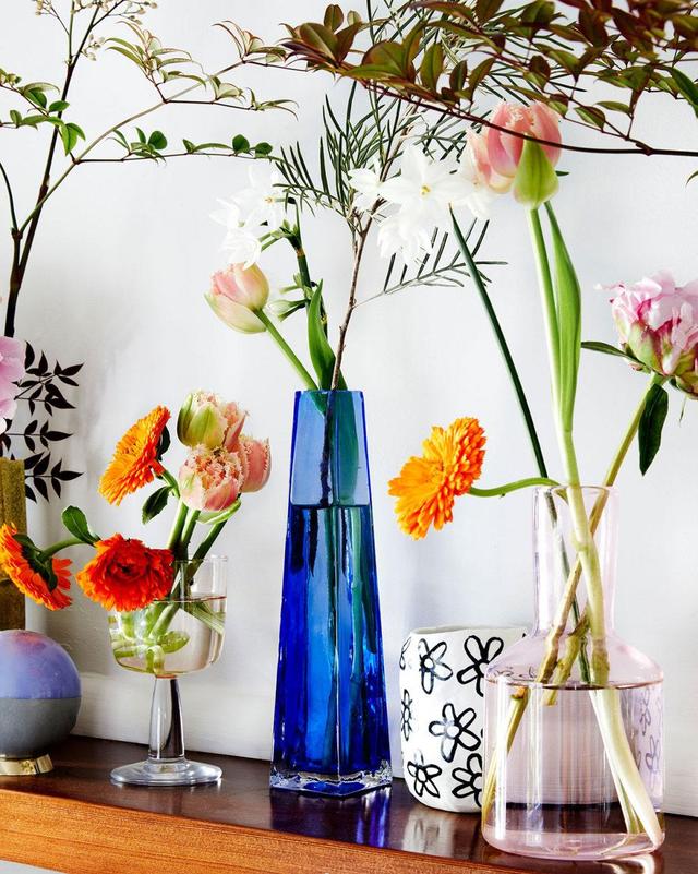 一对爱音乐的年轻夫妻，用花和装饰画，营造了一个舒适度满分的家