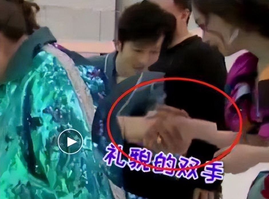 黄晓明|遭新生女演员扇耳光,黄晓明人品被点赞,摸头鼓励对方要真打