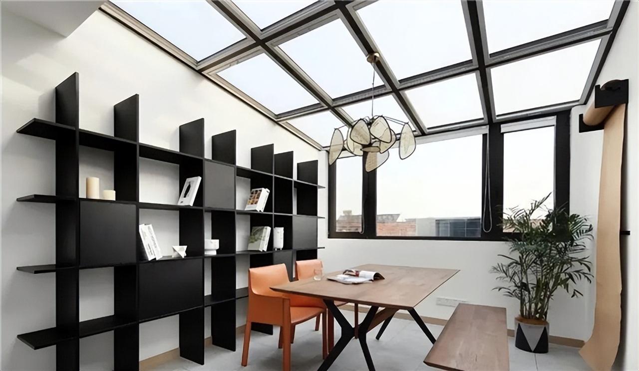 83㎡白色空间加入活泼的橙色点缀暖色的粉,有温暖而幸福的感觉