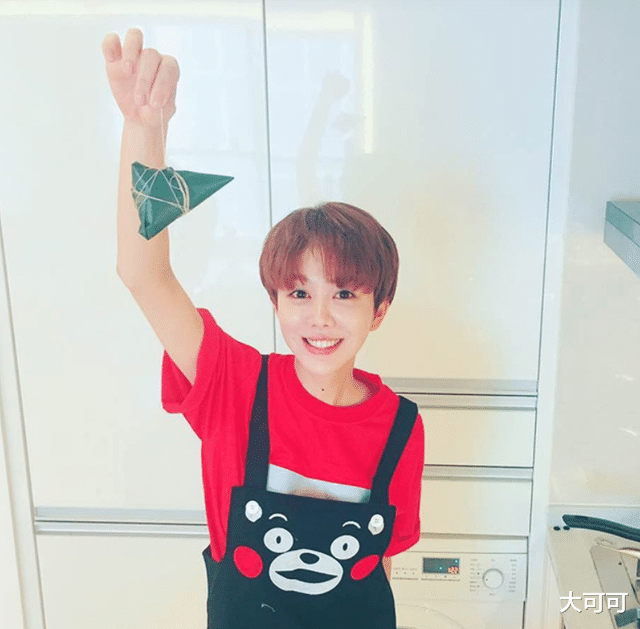 姜妍晒出自己住的房子,客厅不放茶几放餐桌,几乎每顿饭都很丰盛