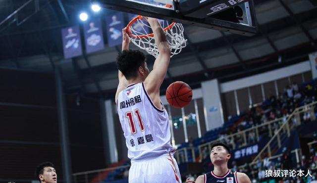 余嘉豪|深夜10点！余嘉豪对外官宣，携手曾凡博挑战NBA，无缘男篮集训