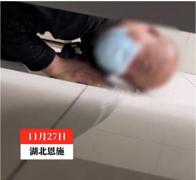 湖北恩施。一女子进入写字楼的公共厕所如厕,不过刚刚蹲下,就察觉外面有些不对劲