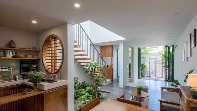 越南3层别墅,屋里屋外到处都种树,装修简单,但起码赏心悦目!