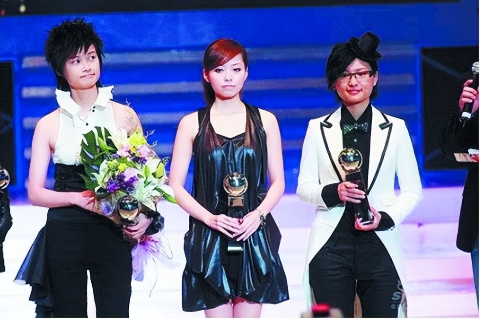 张靓颖|张靓颖冯轲离婚4年后,两个人的人生轨迹有何不同