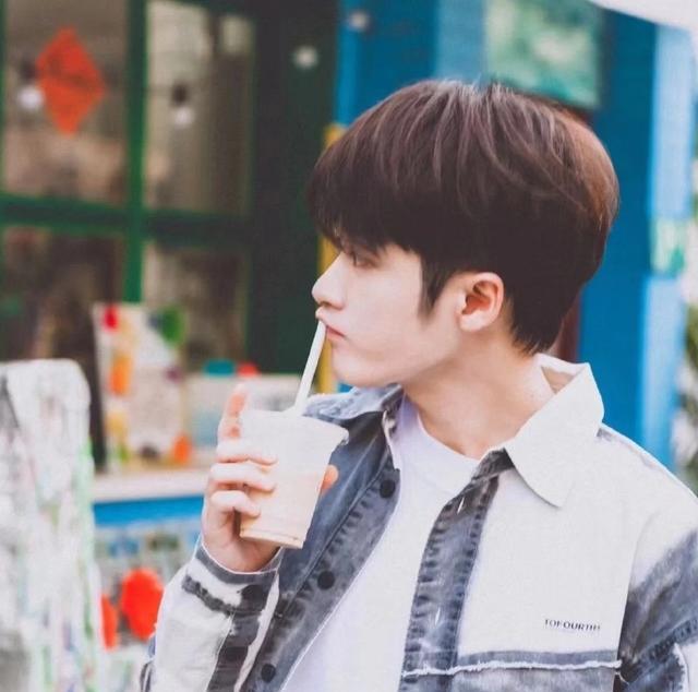 张天爱|跟粉丝互怼聊天,跪求想找女朋友,看檀健次直播真的会被笑死!