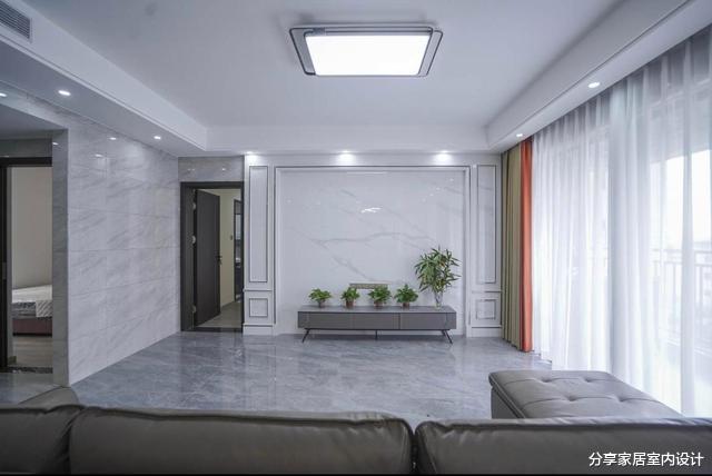 他家103平新房,墙面贴瓷砖很耐脏,厨房门两侧打柜子很实用!