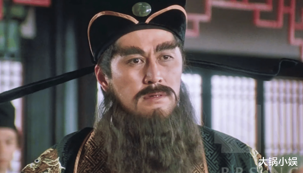 林威|67岁港片绿叶现身内地农村，在路边摊吃油条喝豆浆，感觉画面错乱