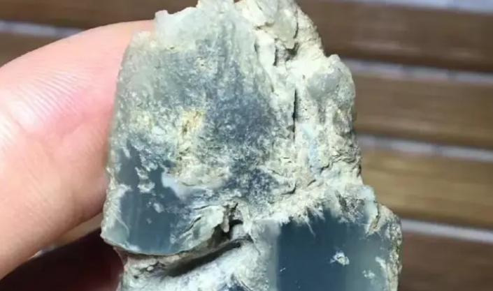 翡翠|一咬牙跺脚买下的丑陋翡翠原石,起货效果太意外,赚大了!