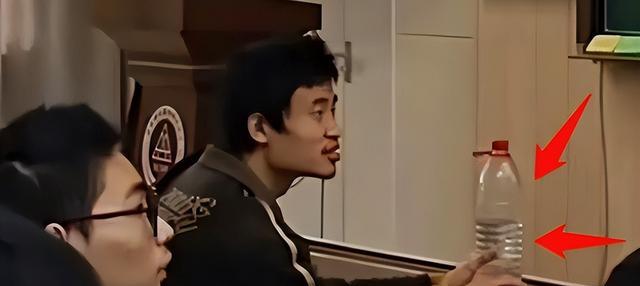 张益唐老师分享课，韦神第一排认真聆听，网友：还是那个矿泉水瓶