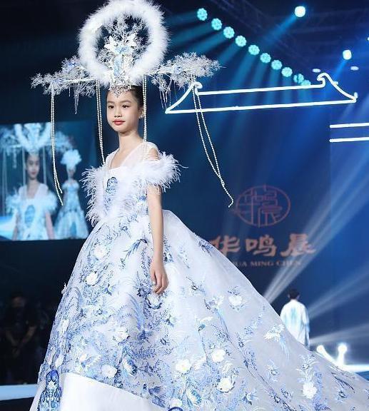 钟丽缇|钟丽缇两个女儿走时装秀，颜值气质都不输妈妈，是要出道的节奏吗