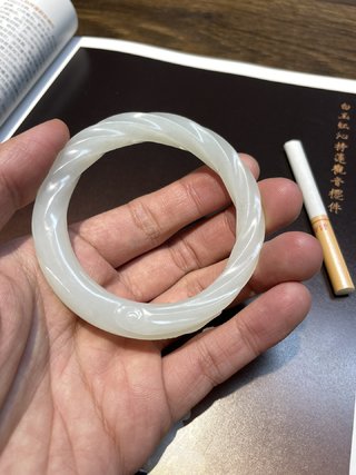 狮子|回流 舊藏和田玉“一级白 绞丝咬尾龙手镯”