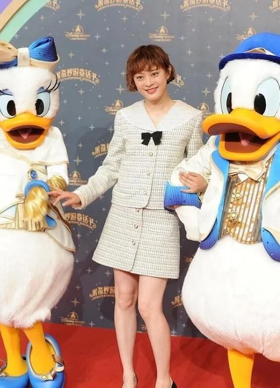 孙俪|孙俪扮嫩用力过猛！穿娃娃领套裙配泡面短发，还好颜值撑住了