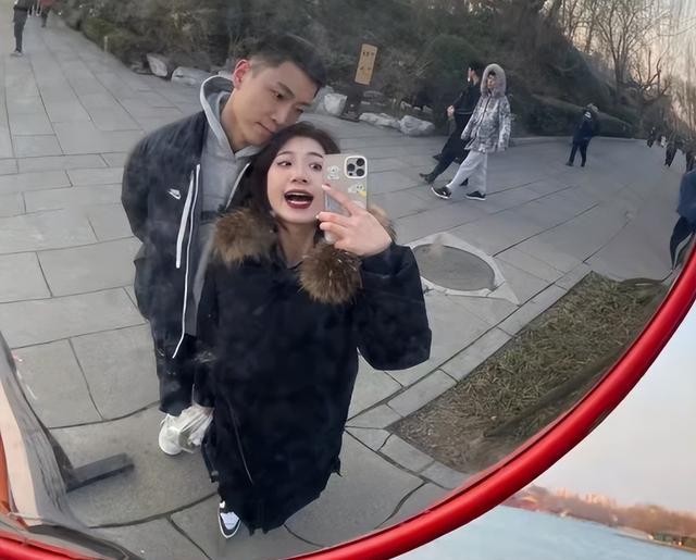 高诗岩|CBA高诗岩携女友度假！知名校花颜值爆表，与张镇麟女友是同学