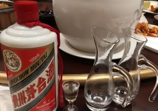 江苏老板给老爸过寿,连开8瓶茅台,喝完瓶子全砸烂,网友热议