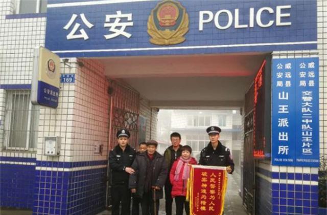 被骗32年的妹妹回家,姐姐拿出32年前买的黄裙子,喜极而泣