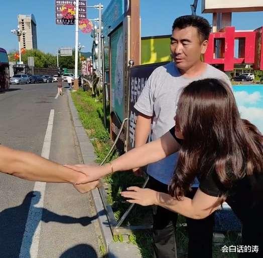 |李玉成携新欢出游，英雄救美获众人点赞，85岁马玉琴晒美颜照比美